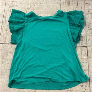 Flowy Chic Top in Green with Detailed Ruffle Sleeves